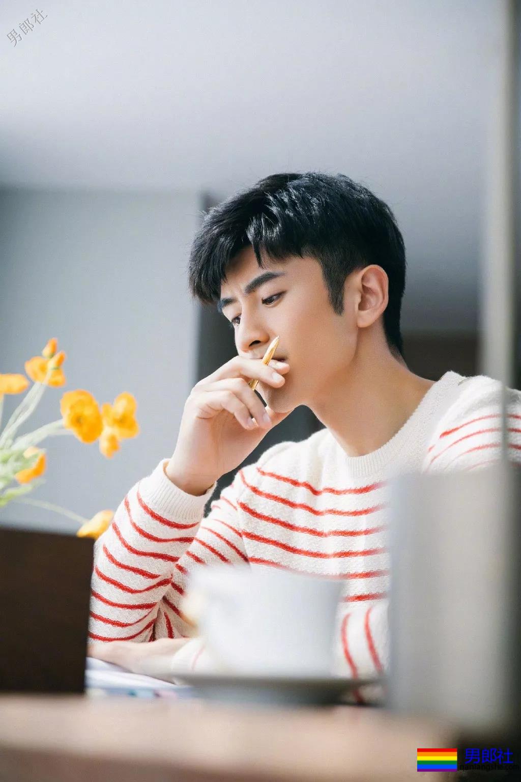 吻过男生演过基情，新剧秀腹肌被质疑，奶帅六块腹肌实力圈粉！ - 51虹马