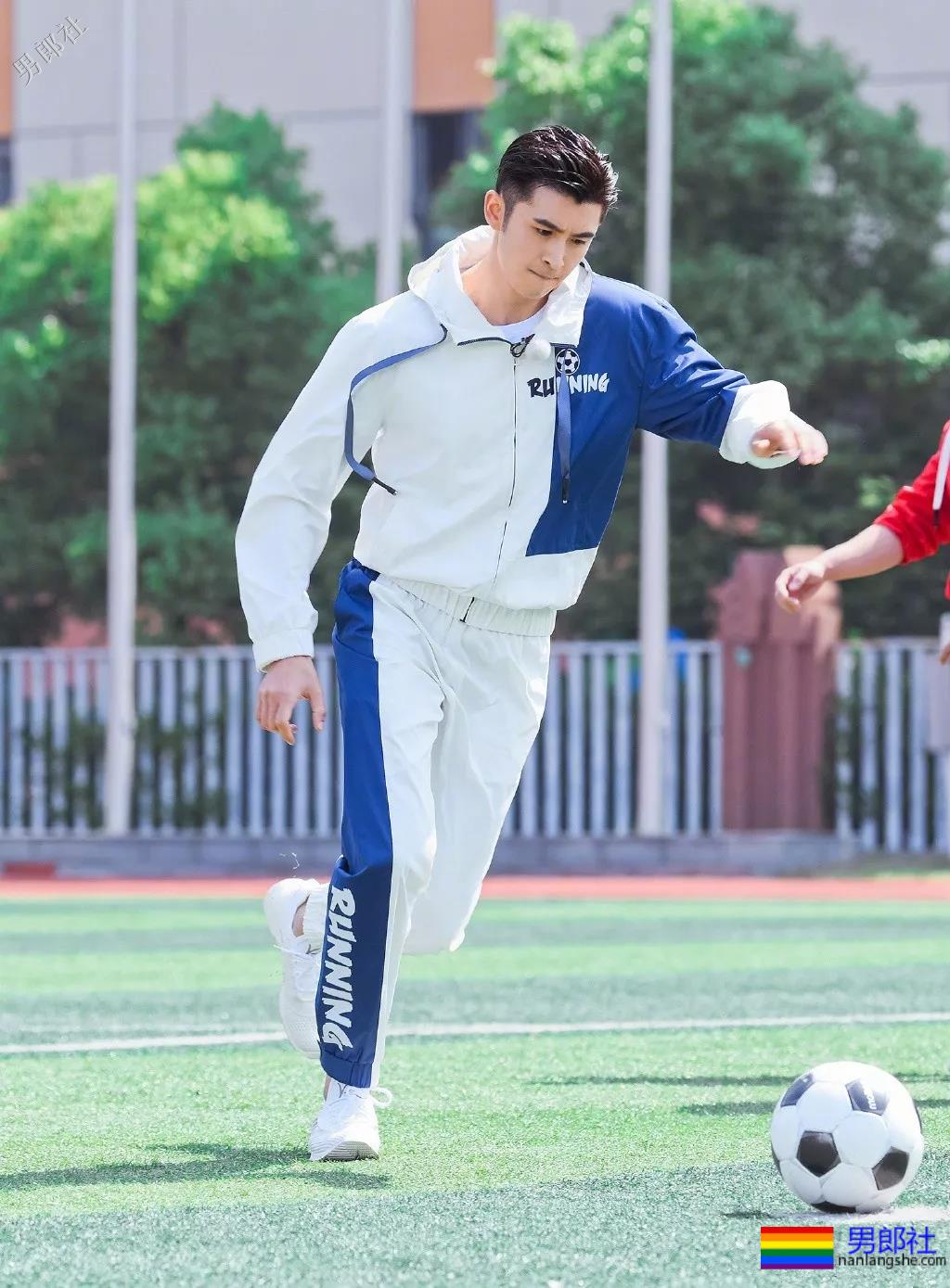 吻过男生演过基情,新剧秀腹肌被质疑,奶帅六块腹肌实力圈粉! - 51虹马 吻过男生演过基情,新剧秀腹肌被质疑,奶帅六块腹肌实力圈粉! - 51虹马