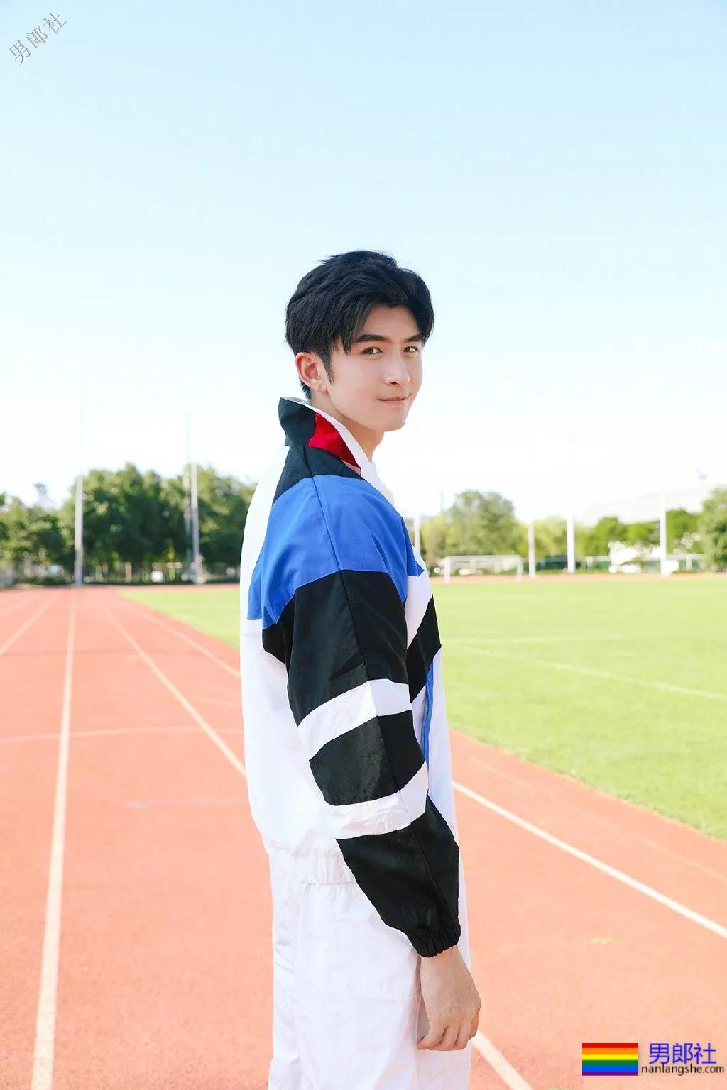 吻过男生演过基情，新剧秀腹肌被质疑，奶帅六块腹肌实力圈粉！ - 51虹马