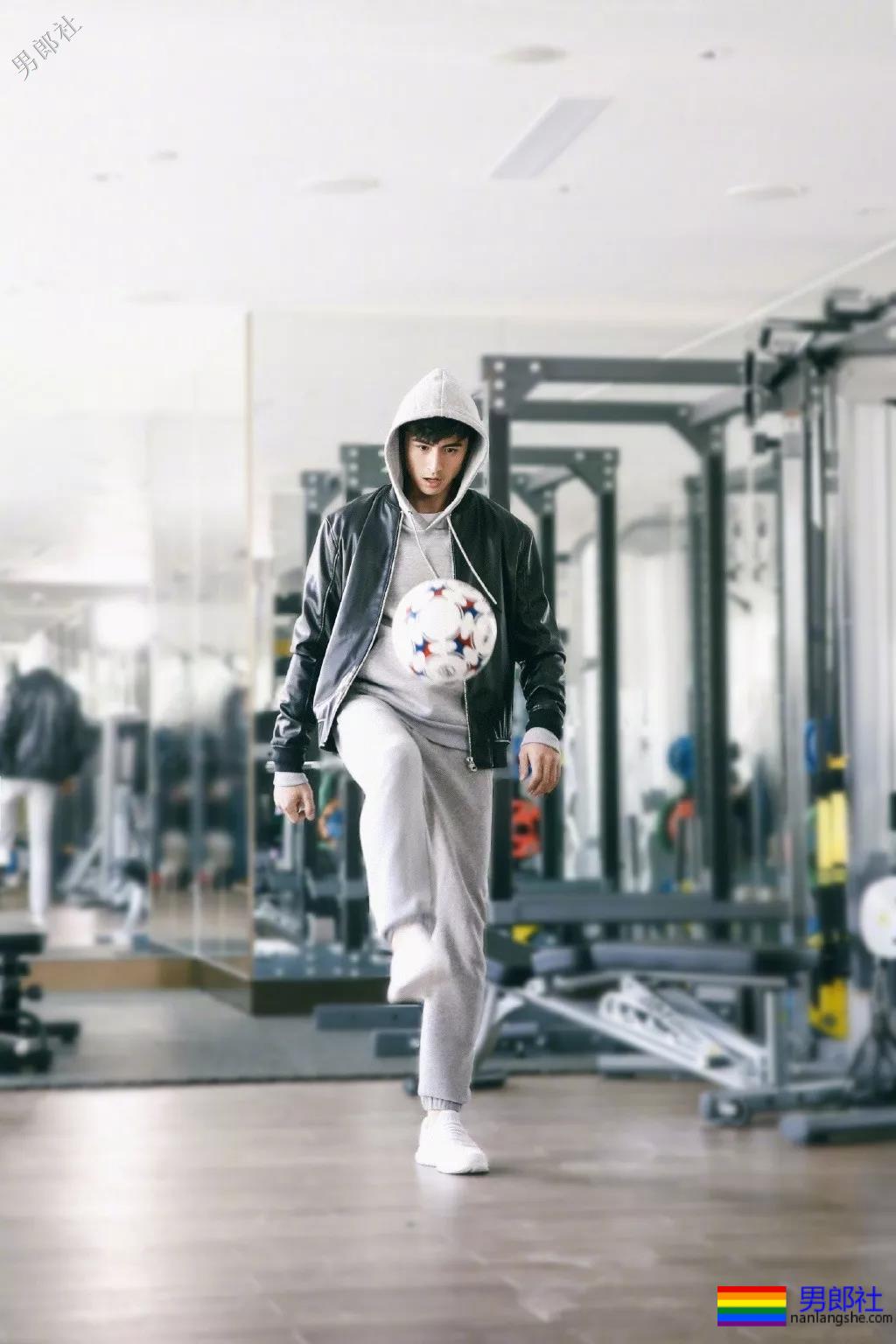 吻过男生演过基情，新剧秀腹肌被质疑，奶帅六块腹肌实力圈粉！ - 51虹马