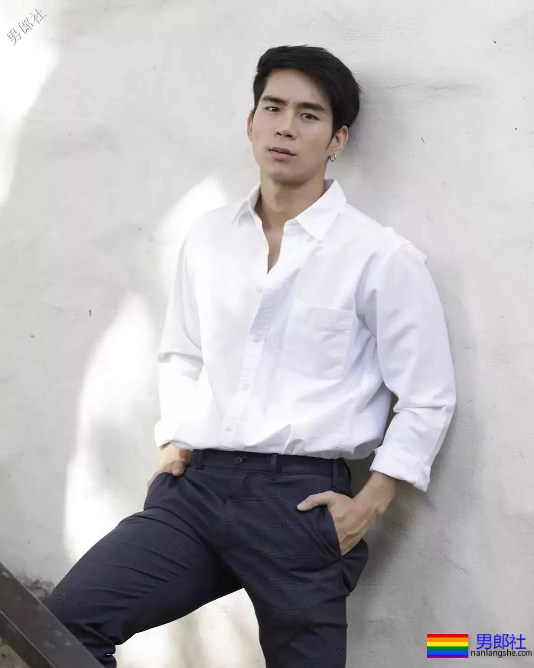 拥有最优秀六块腹肌的小狼狗，筋壮打夯基身材一秒掏空你！ - 51虹马