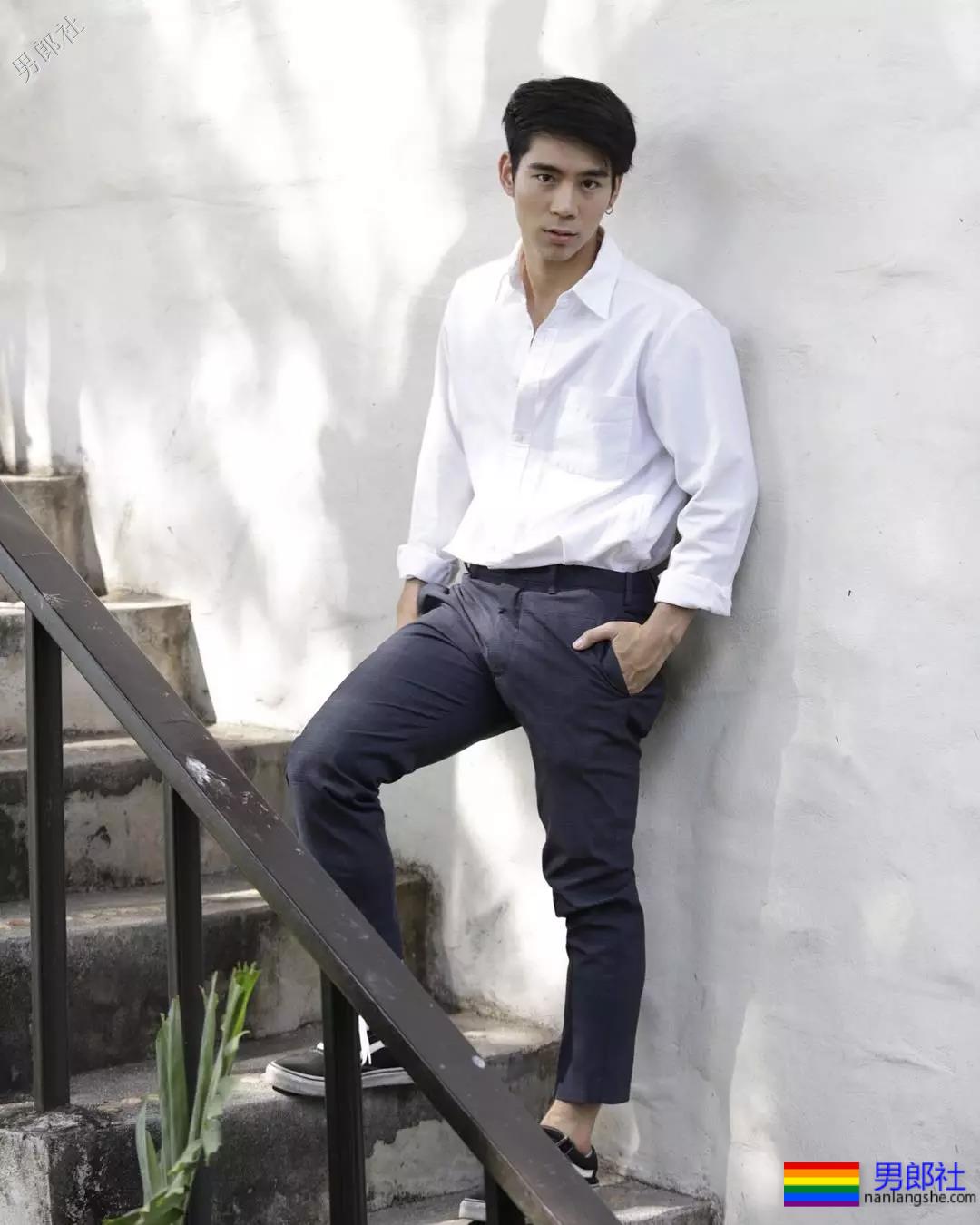 拥有最优秀六块腹肌的小狼狗，筋壮打夯基身材一秒掏空你！ - 51虹马