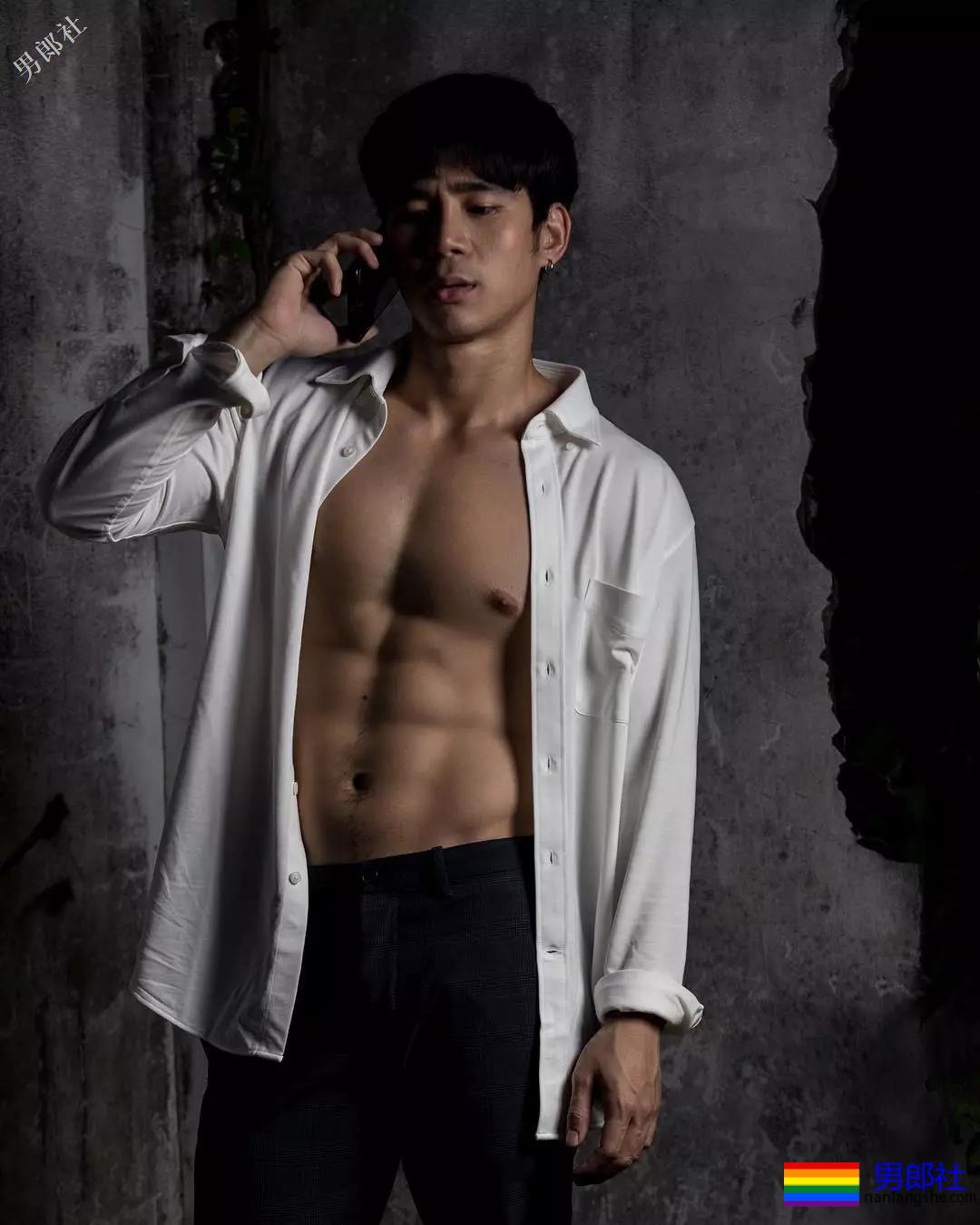 拥有最优秀六块腹肌的小狼狗，筋壮打夯基身材一秒掏空你！ - 51虹马