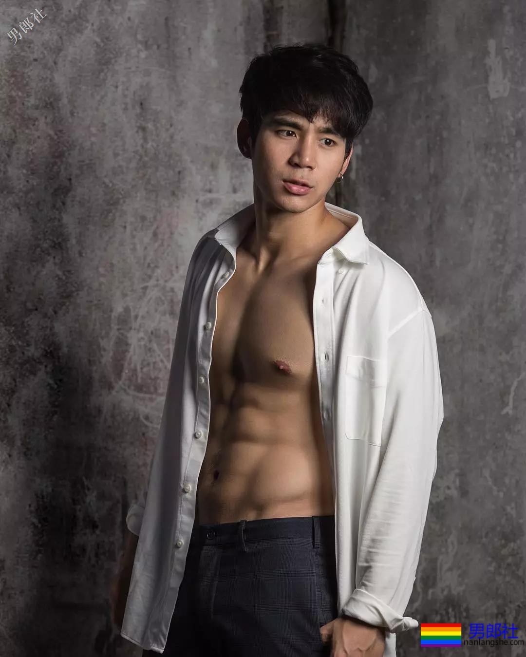 拥有最优秀六块腹肌的小狼狗，筋壮打夯基身材一秒掏空你！ - 51虹马