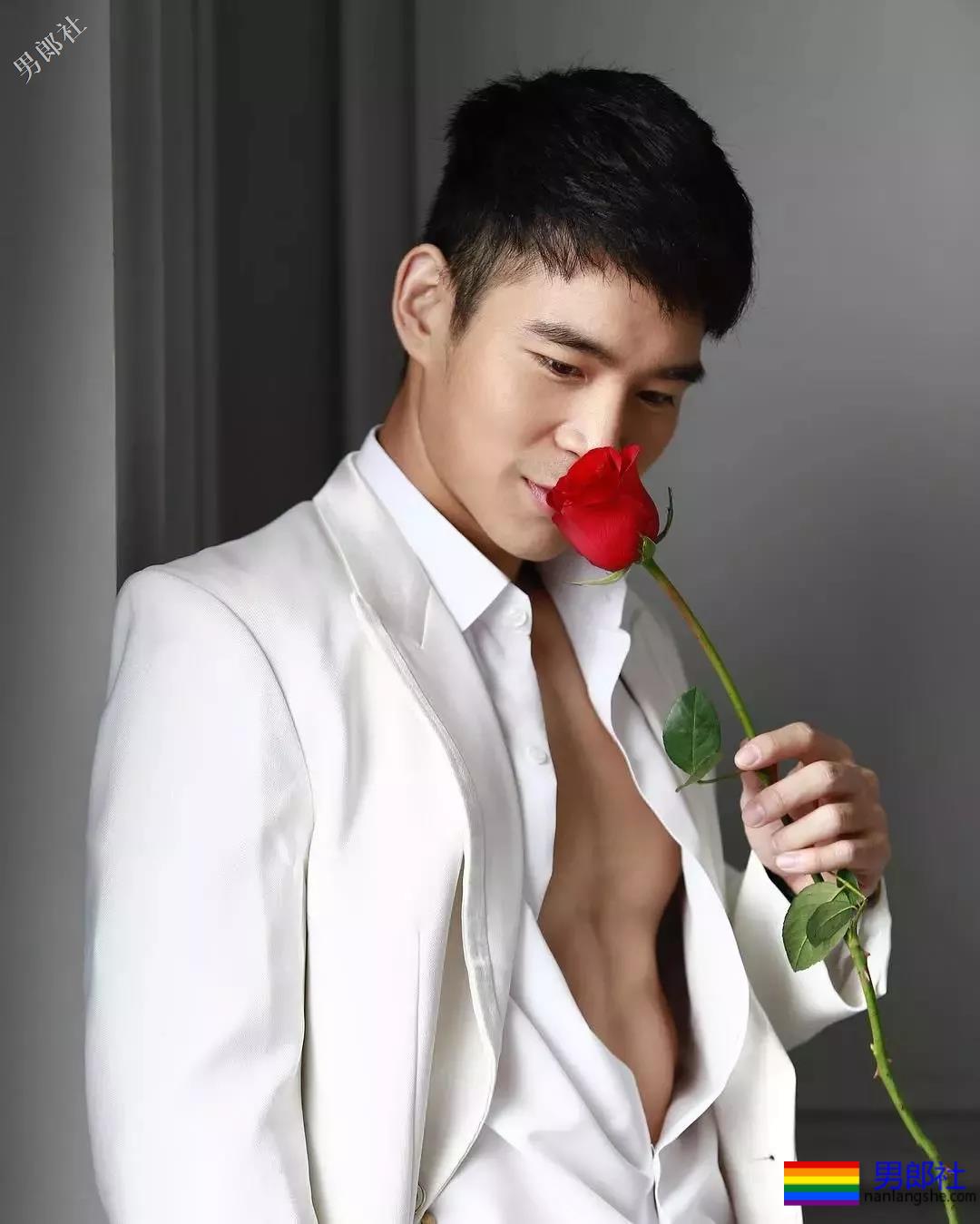 拥有最优秀六块腹肌的小狼狗，筋壮打夯基身材一秒掏空你！ - 51虹马