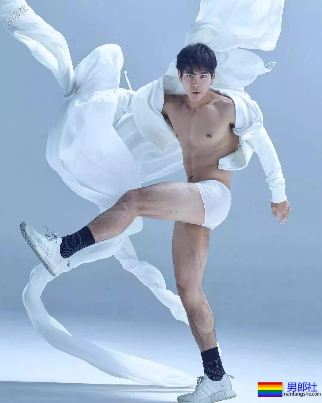 拥有最优秀六块腹肌的小狼狗，筋壮打夯基身材一秒掏空你！ - 51虹马