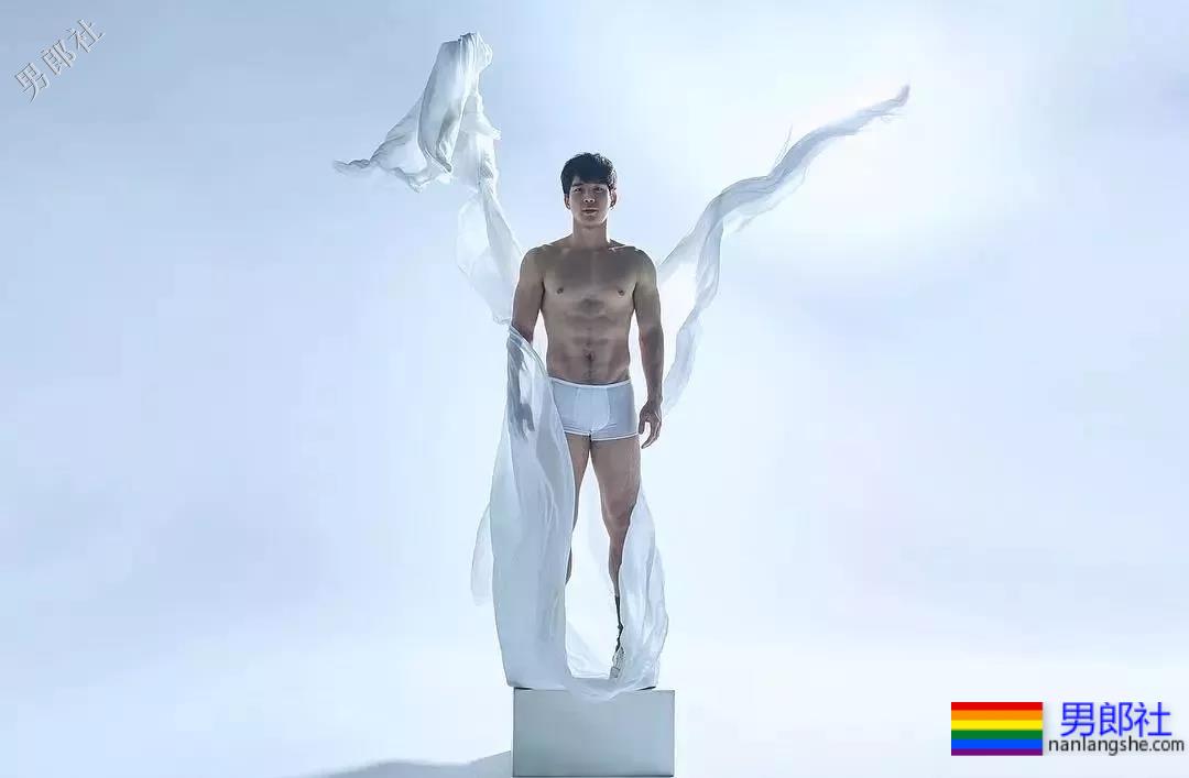 拥有最优秀六块腹肌的小狼狗，筋壮打夯基身材一秒掏空你！ - 51虹马