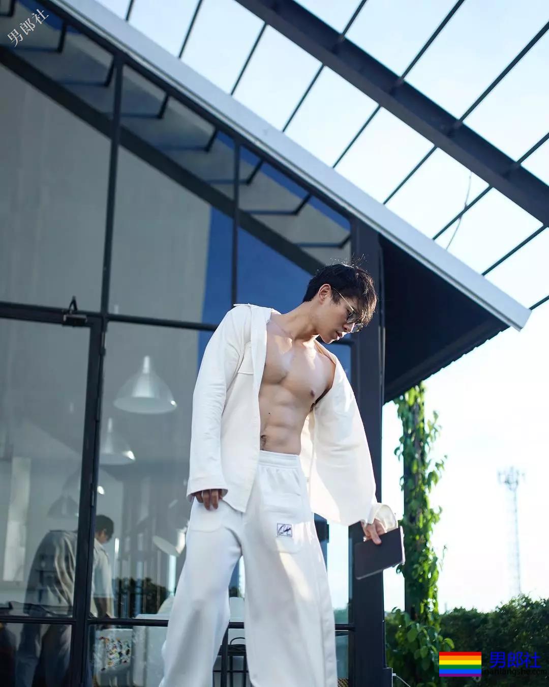 拥有最优秀六块腹肌的小狼狗，筋壮打夯基身材一秒掏空你！ - 51虹马