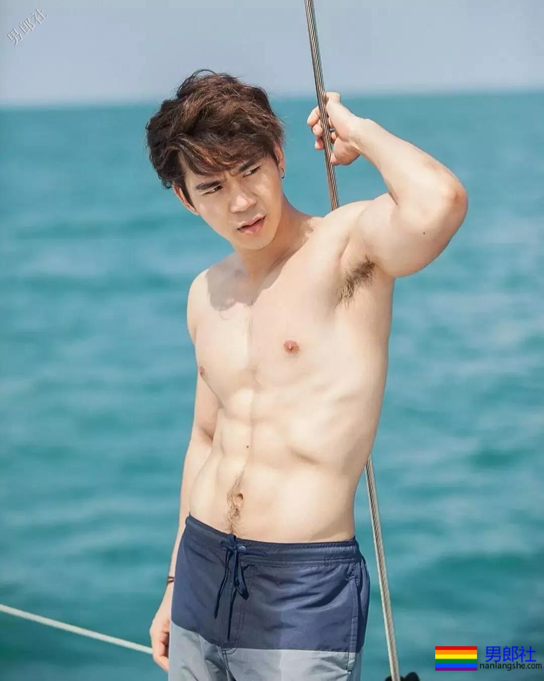 拥有最优秀六块腹肌的小狼狗，筋壮打夯基身材一秒掏空你！ - 51虹马