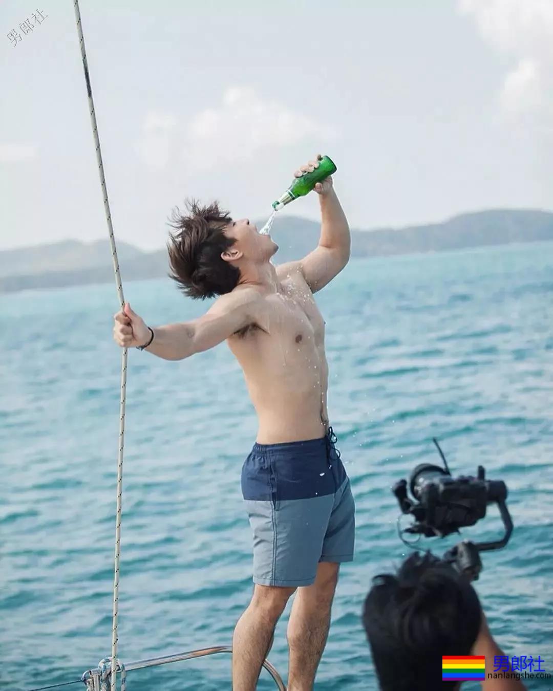 拥有最优秀六块腹肌的小狼狗，筋壮打夯基身材一秒掏空你！ - 51虹马