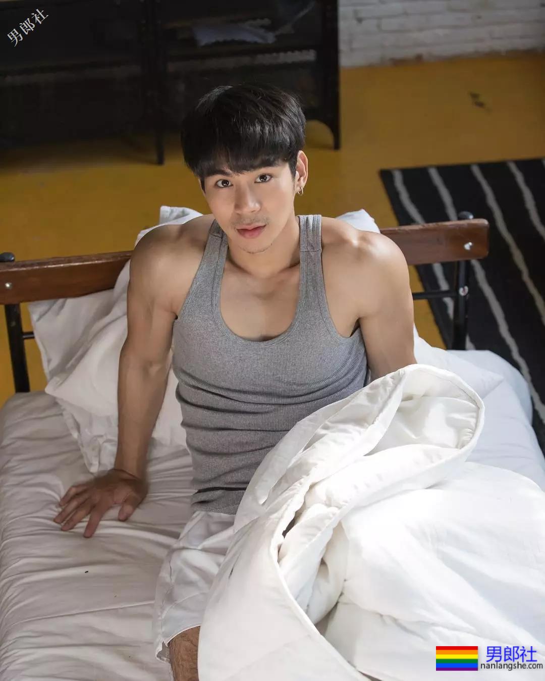 拥有最优秀六块腹肌的小狼狗，筋壮打夯基身材一秒掏空你！ - 51虹马