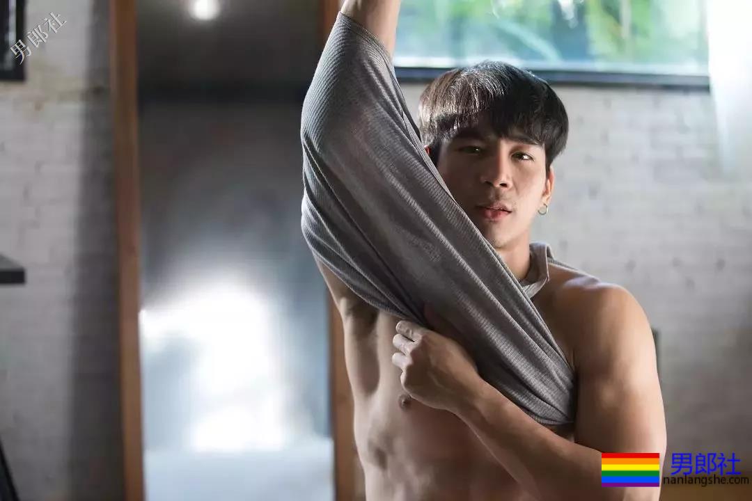 拥有最优秀六块腹肌的小狼狗，筋壮打夯基身材一秒掏空你！ - 51虹马