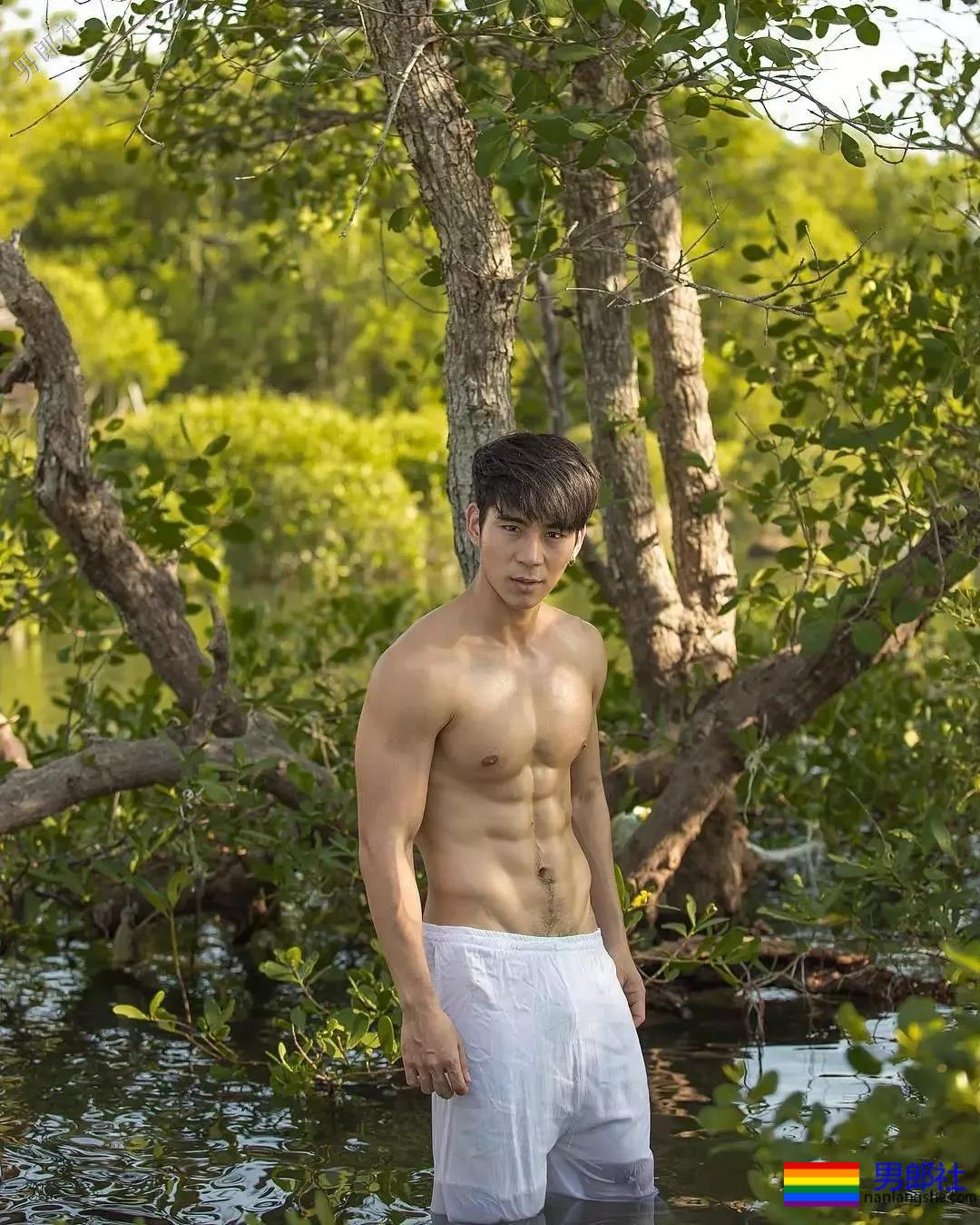 拥有最优秀六块腹肌的小狼狗，筋壮打夯基身材一秒掏空你！ - 51虹马