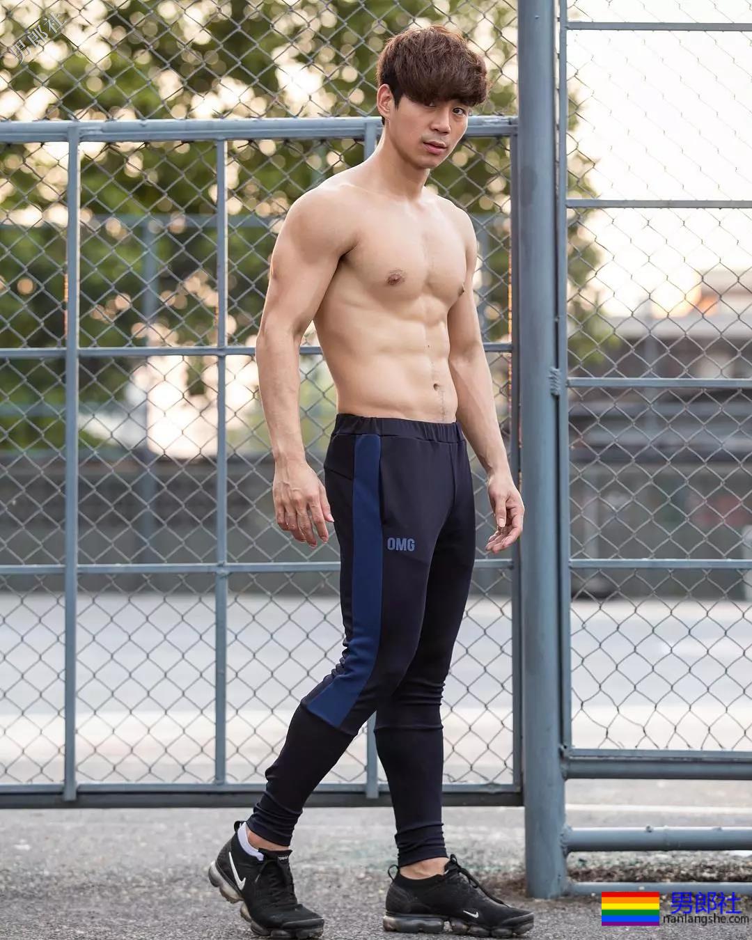 拥有最优秀六块腹肌的小狼狗，筋壮打夯基身材一秒掏空你！ - 51虹马