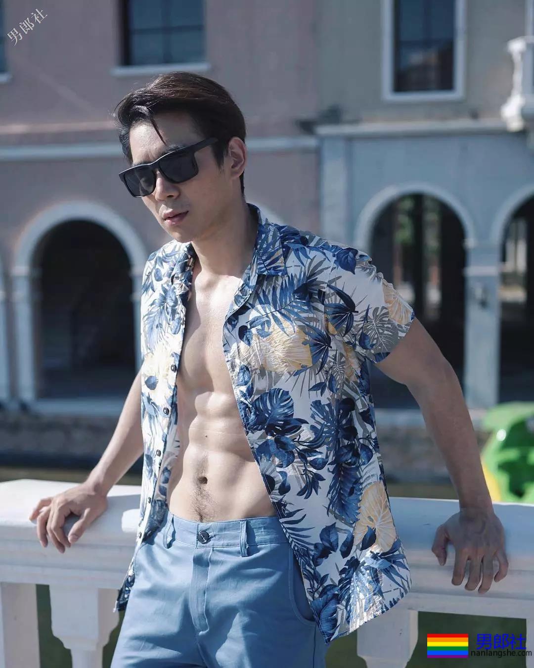 拥有最优秀六块腹肌的小狼狗，筋壮打夯基身材一秒掏空你！ - 51虹马