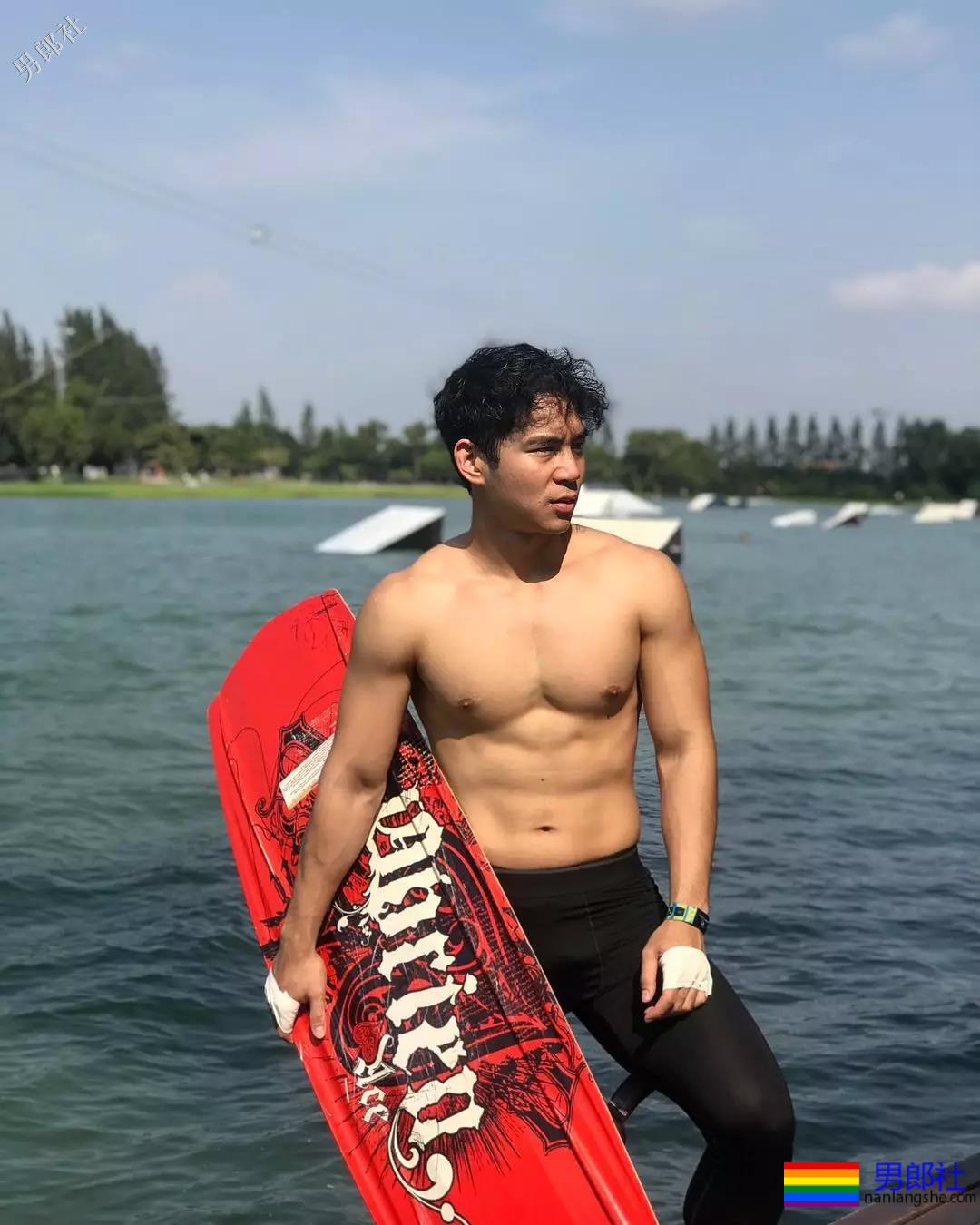 拥有最优秀六块腹肌的小狼狗，筋壮打夯基身材一秒掏空你！ - 51虹马