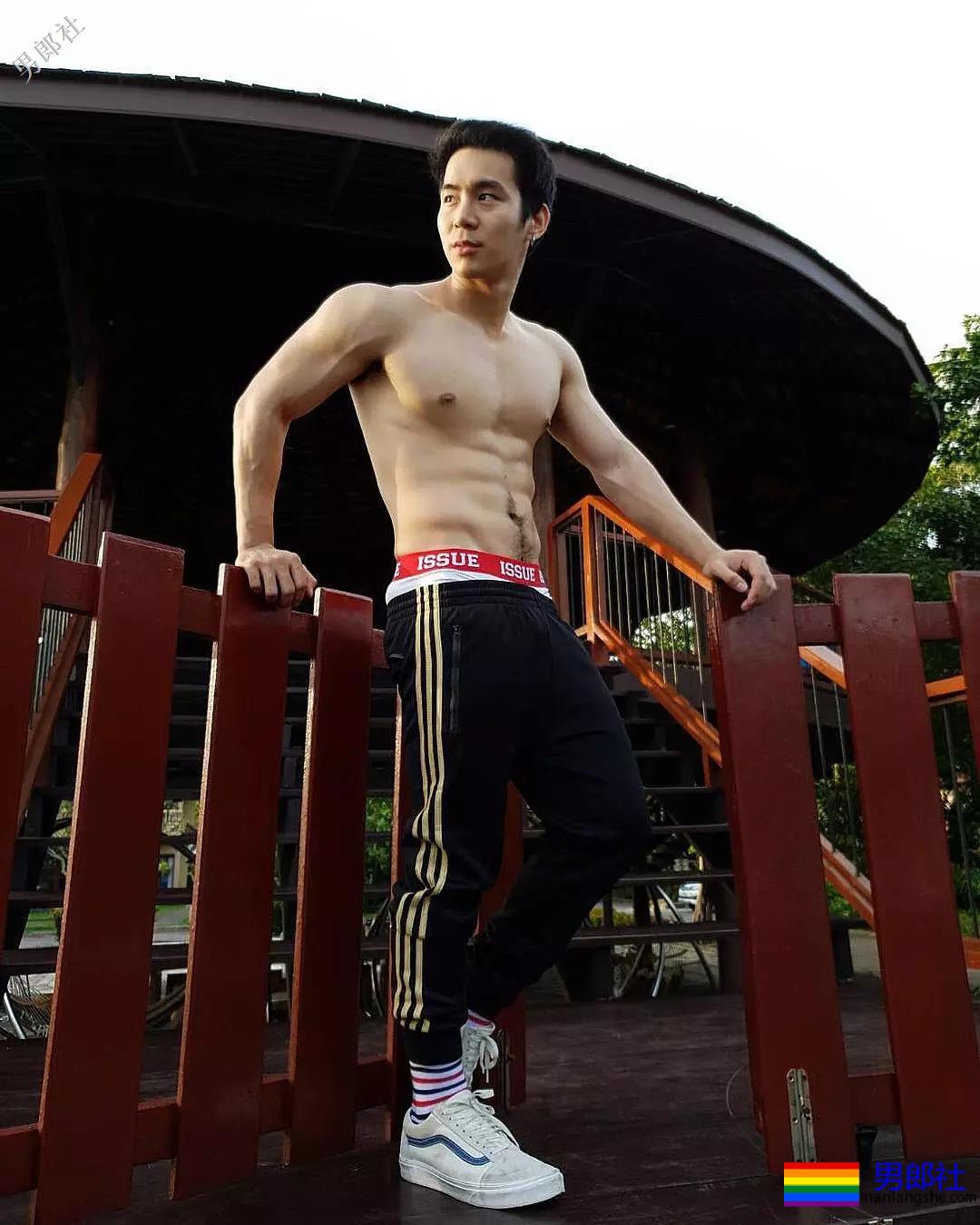 拥有最优秀六块腹肌的小狼狗，筋壮打夯基身材一秒掏空你！ - 51虹马