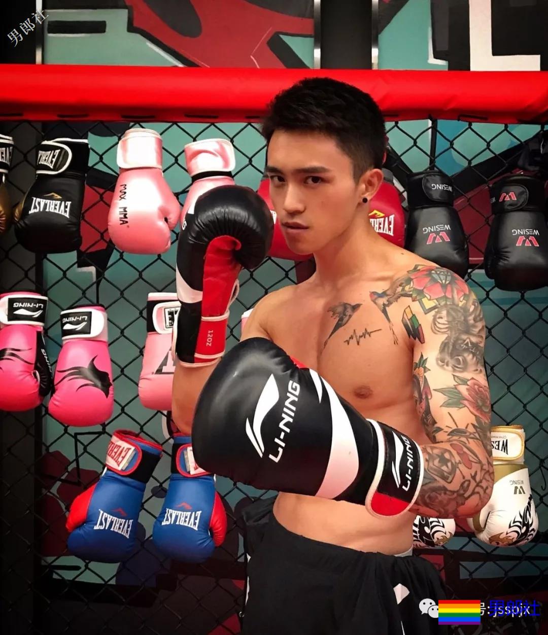 公狗腰的肌肉小哥纹身真好看！ - 51虹马