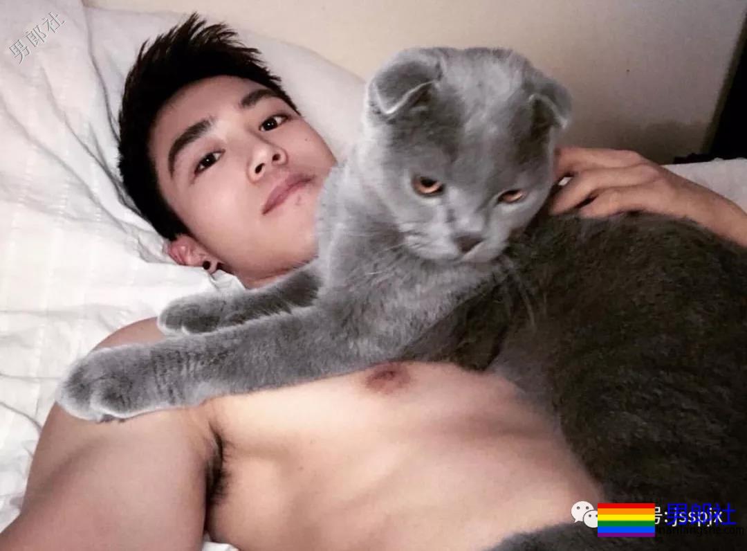 公狗腰的肌肉小哥纹身真好看！ - 51虹马