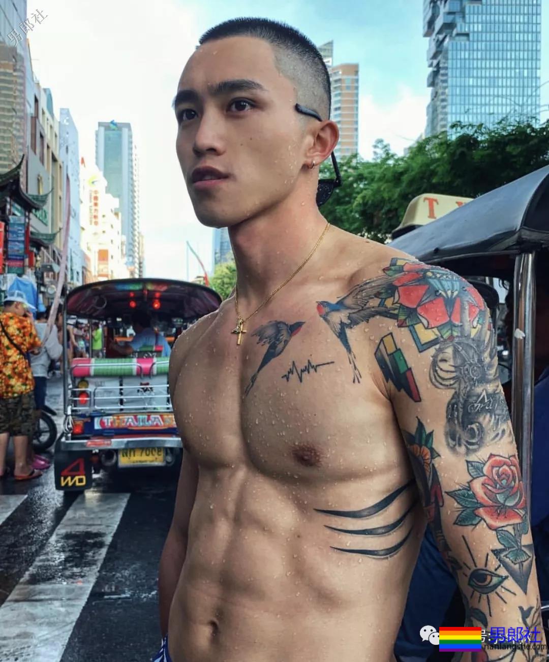 公狗腰的肌肉小哥纹身真好看！ - 51虹马