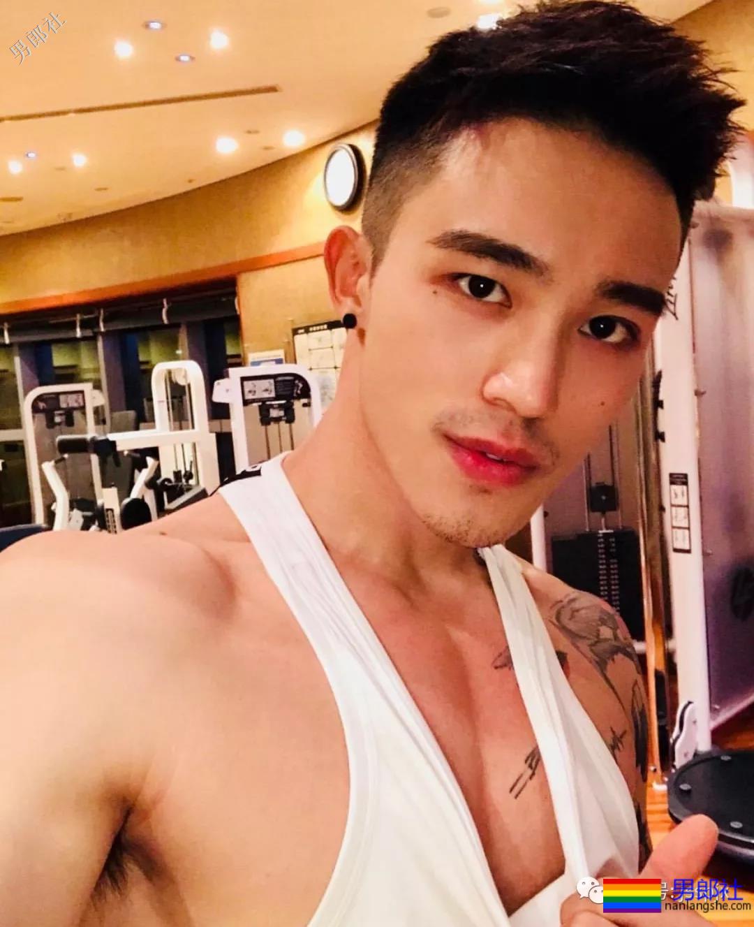 公狗腰的肌肉小哥纹身真好看！ - 51虹马