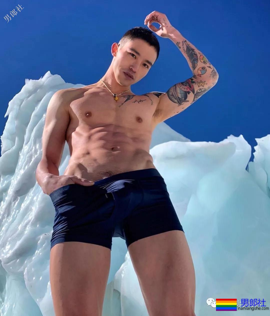 公狗腰的肌肉小哥纹身真好看！ - 51虹马