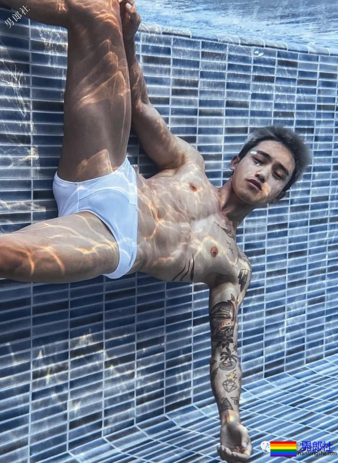 公狗腰的肌肉小哥纹身真好看！ - 51虹马