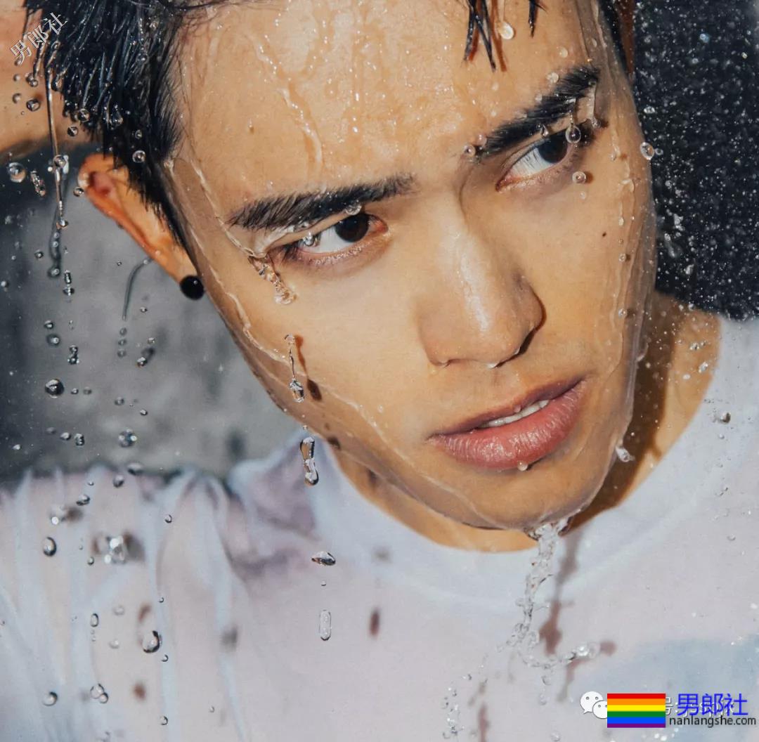 公狗腰的肌肉小哥纹身真好看！ - 51虹马