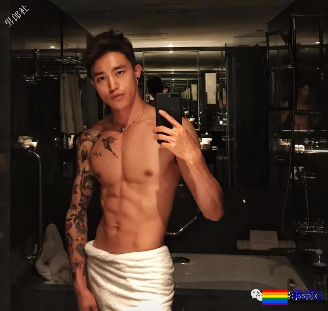 公狗腰的肌肉小哥纹身真好看！ - 51虹马