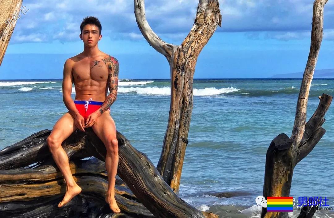 公狗腰的肌肉小哥纹身真好看！ - 51虹马