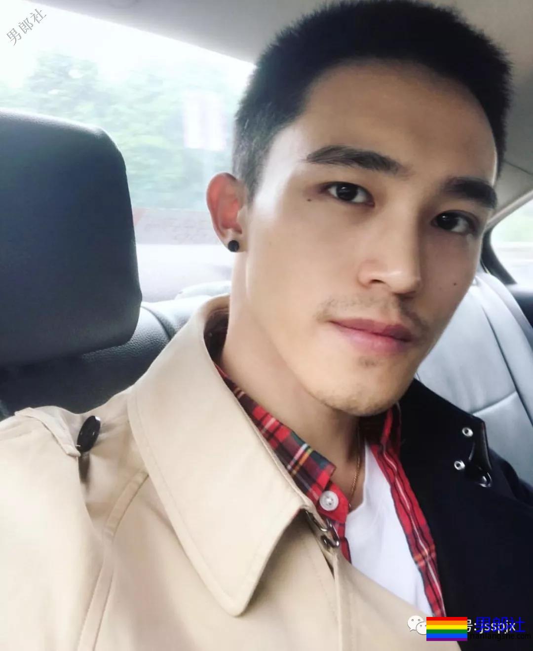 公狗腰的肌肉小哥纹身真好看！ - 51虹马