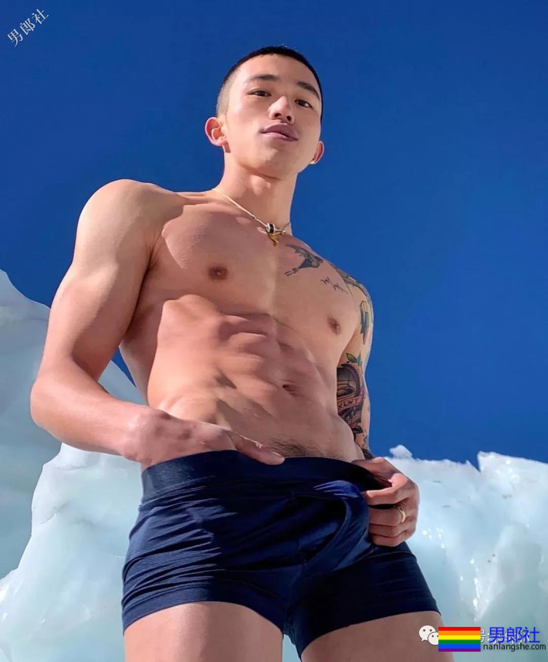 公狗腰的肌肉小哥纹身真好看！ - 51虹马