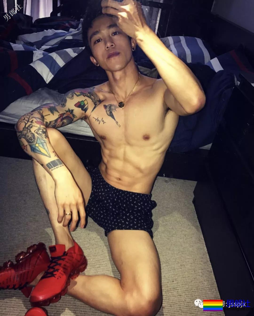 公狗腰的肌肉小哥纹身真好看！ - 51虹马