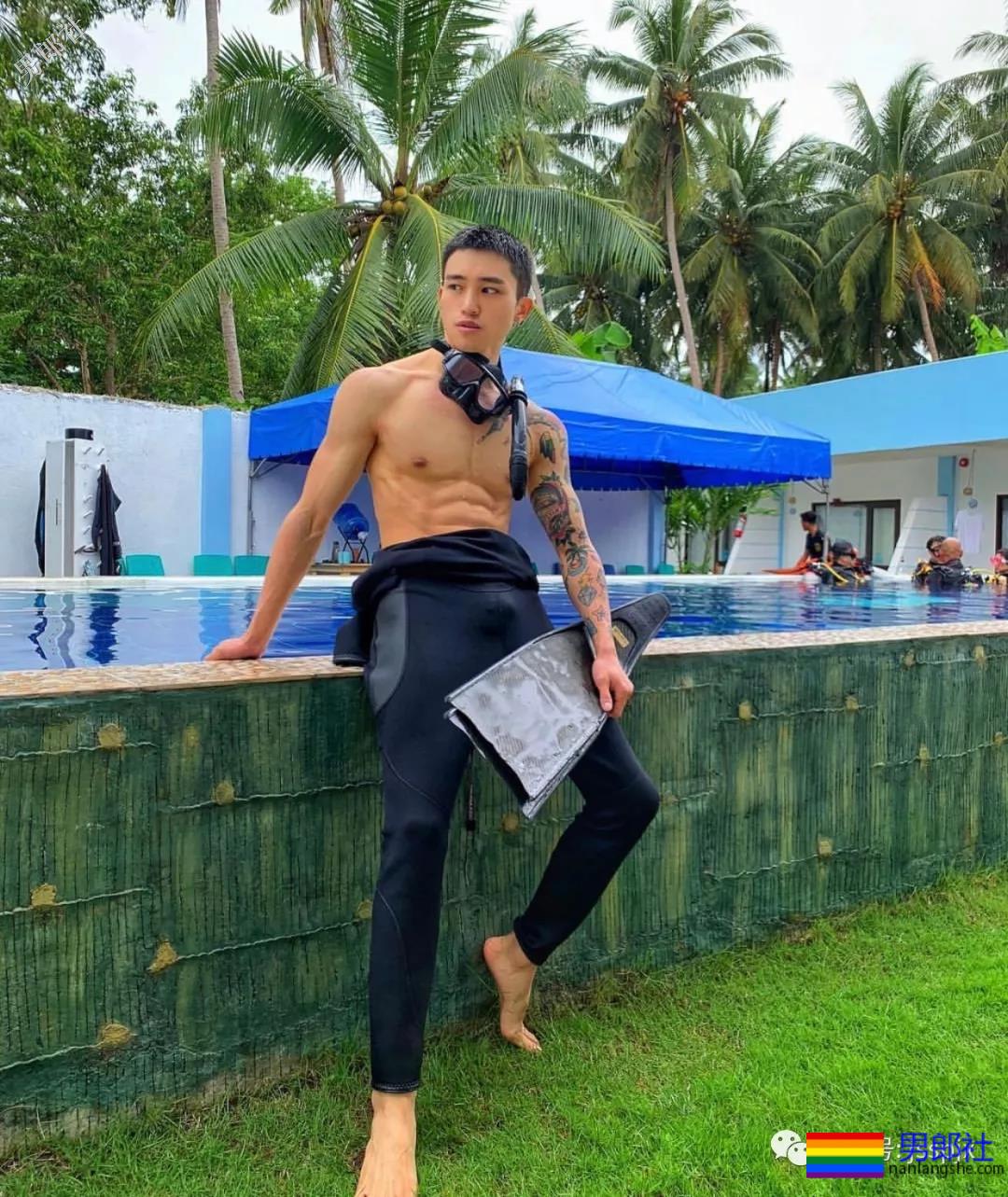 公狗腰的肌肉小哥纹身真好看！ - 51虹马