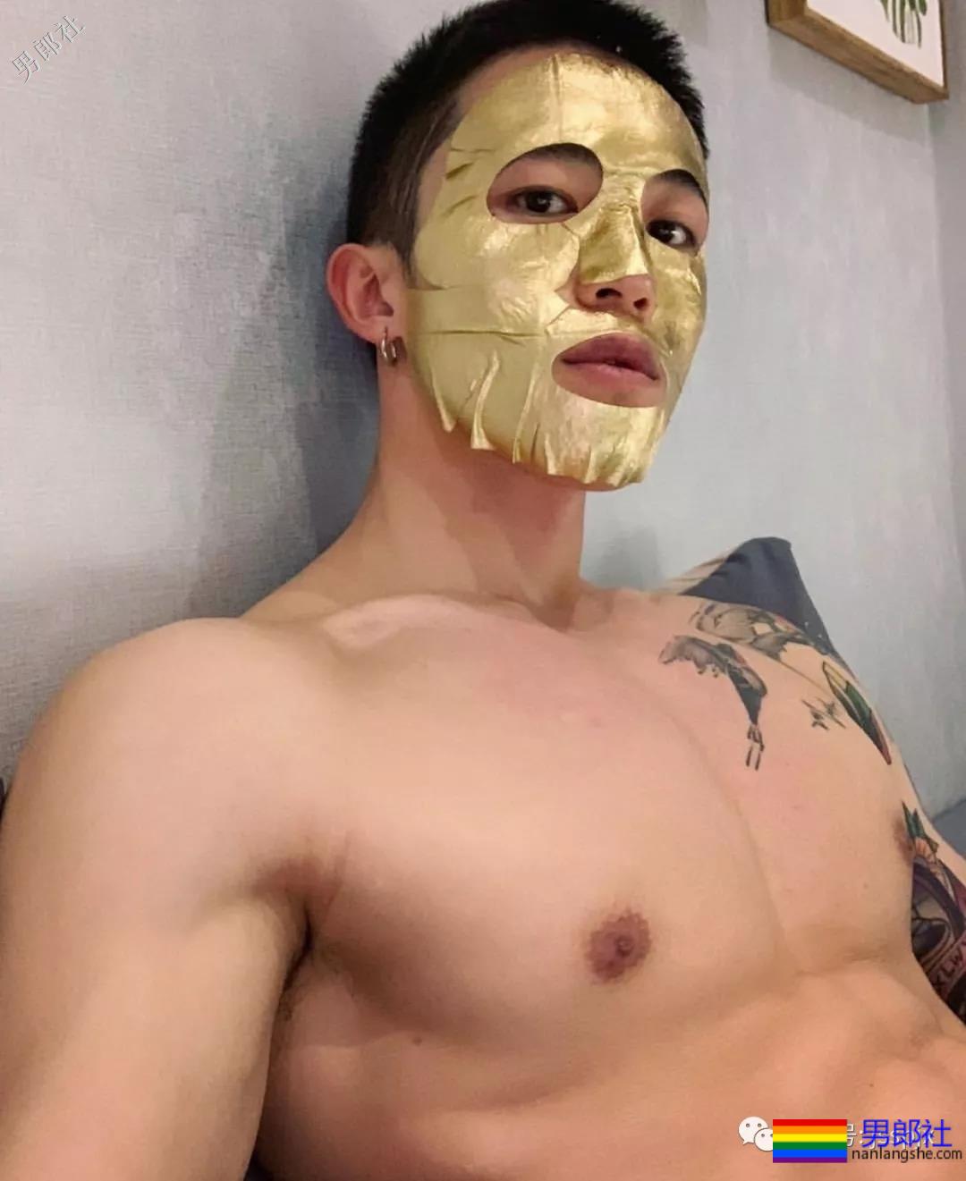 公狗腰的肌肉小哥纹身真好看！ - 51虹马