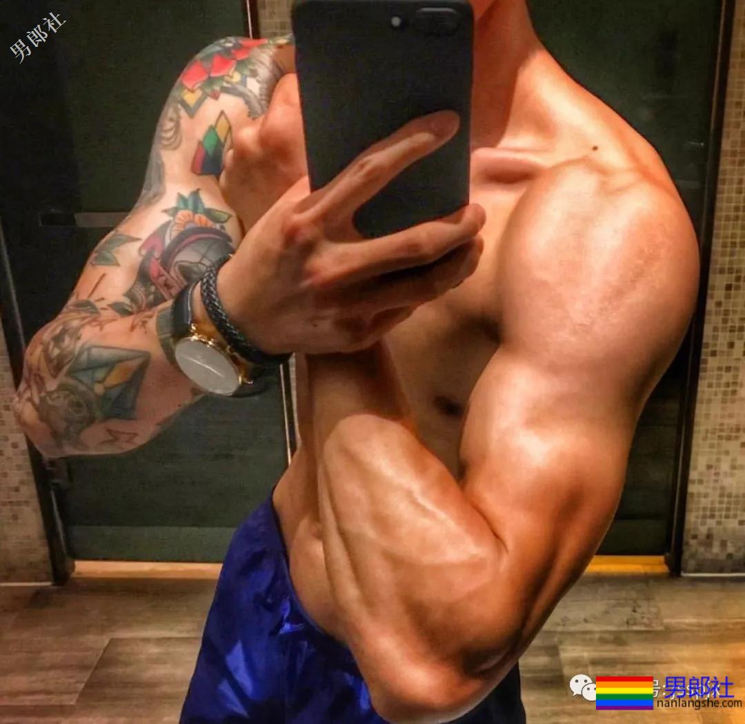 公狗腰的肌肉小哥纹身真好看！ - 51虹马