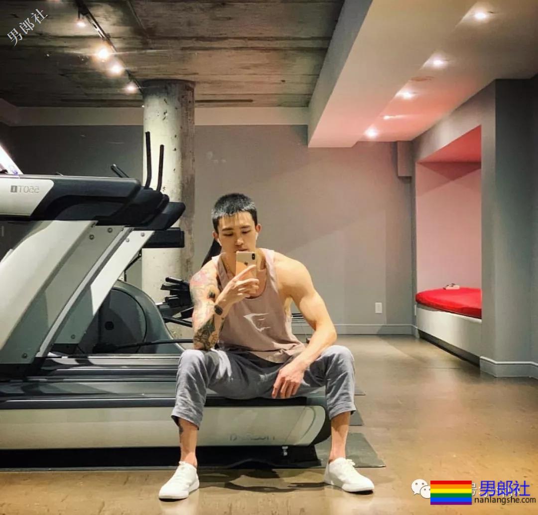 公狗腰的肌肉小哥纹身真好看！ - 51虹马