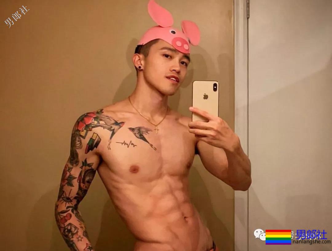 公狗腰的肌肉小哥纹身真好看！ - 51虹马