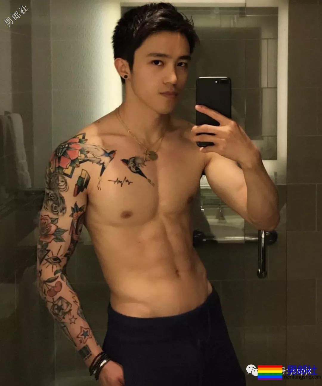 公狗腰的肌肉小哥纹身真好看！ - 51虹马