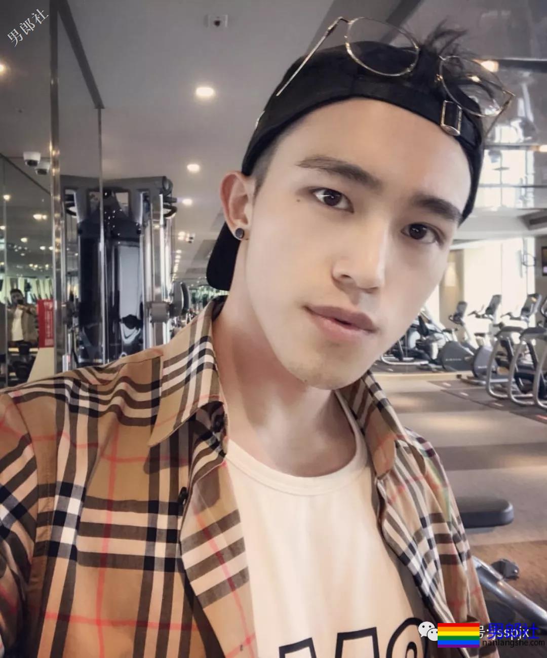 公狗腰的肌肉小哥纹身真好看！ - 51虹马