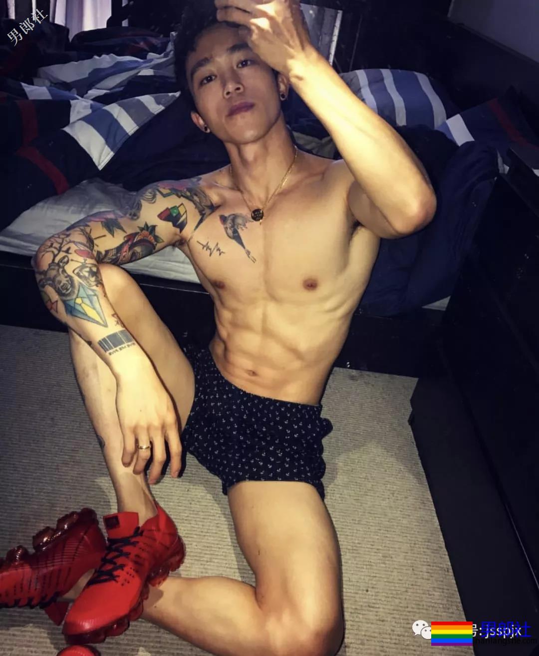 公狗腰的肌肉小哥纹身真好看！ - 51虹马