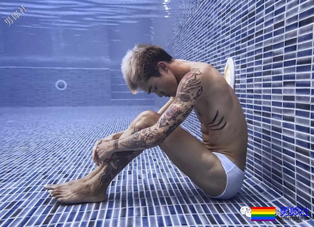 公狗腰的肌肉小哥纹身真好看！ - 51虹马