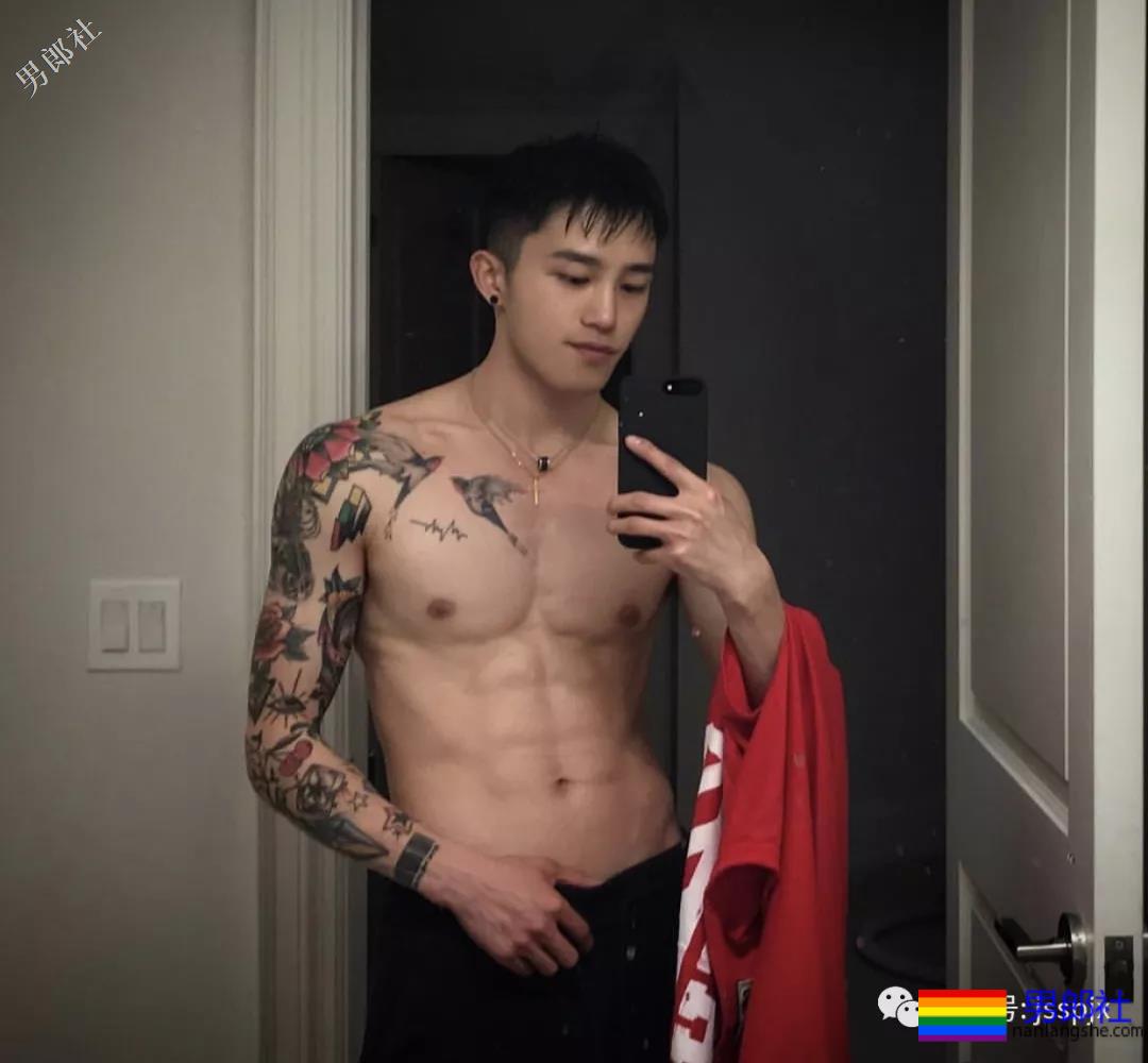 公狗腰的肌肉小哥纹身真好看！ - 51虹马