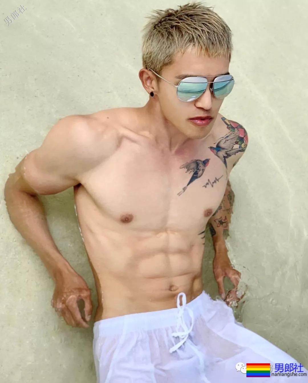 公狗腰的肌肉小哥纹身真好看！ - 51虹马