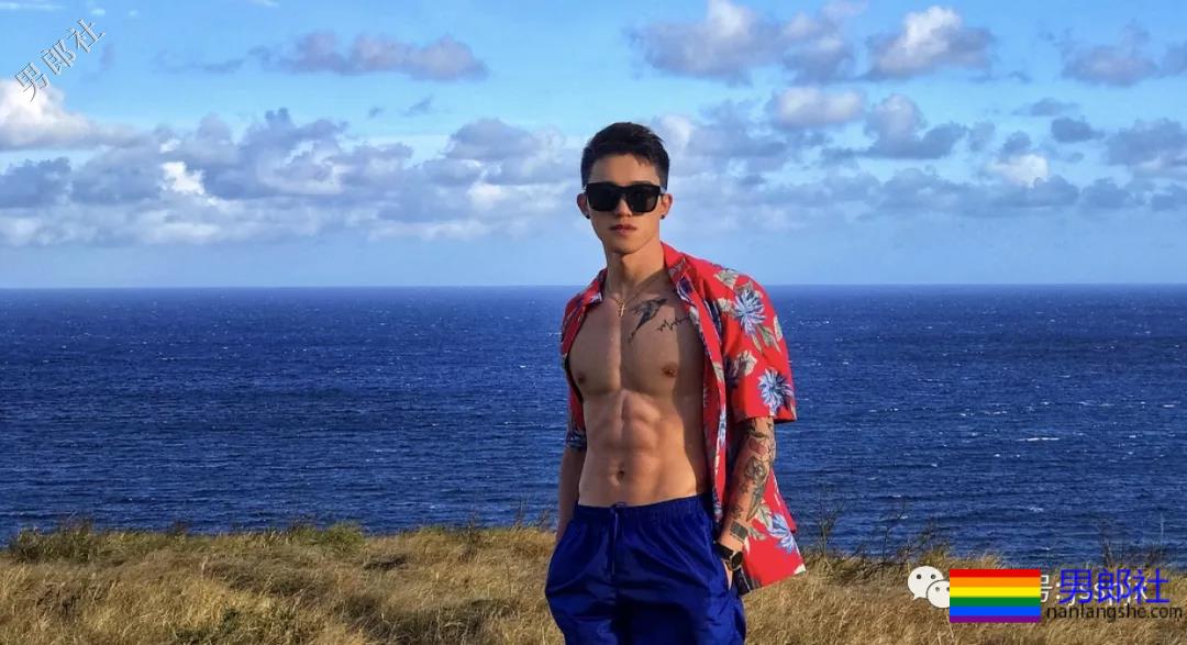 公狗腰的肌肉小哥纹身真好看！ - 51虹马