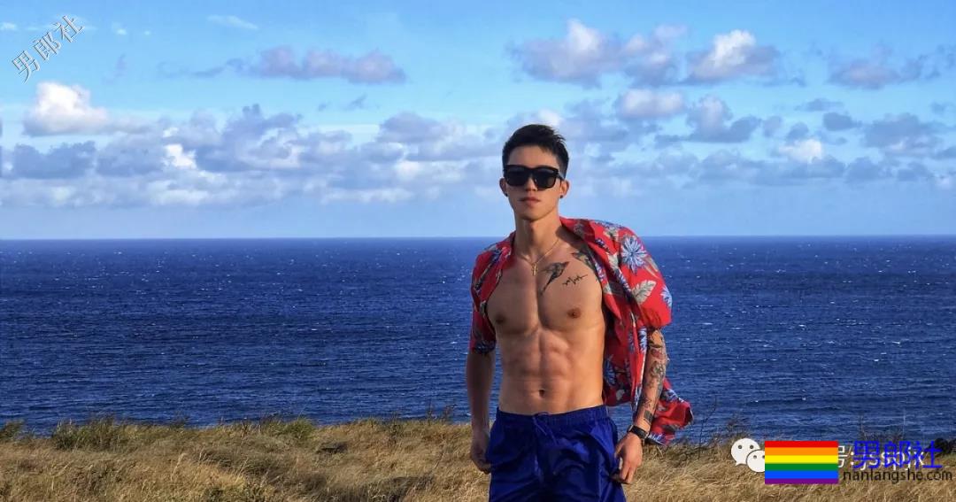 公狗腰的肌肉小哥纹身真好看！ - 51虹马