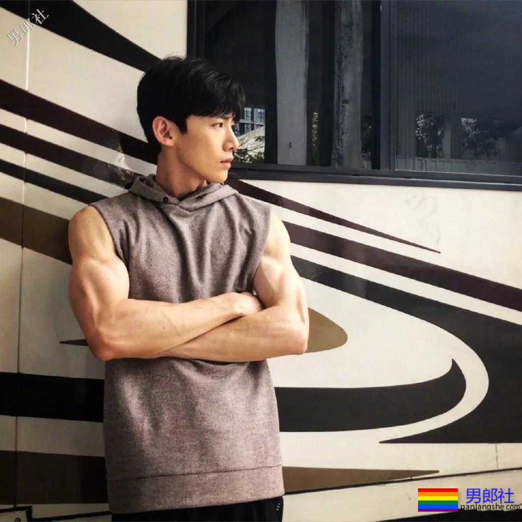 “童颜巨臂”小奶狗的胸肌上热搜！八块腹肌写真惹人尖叫！ - 51虹马