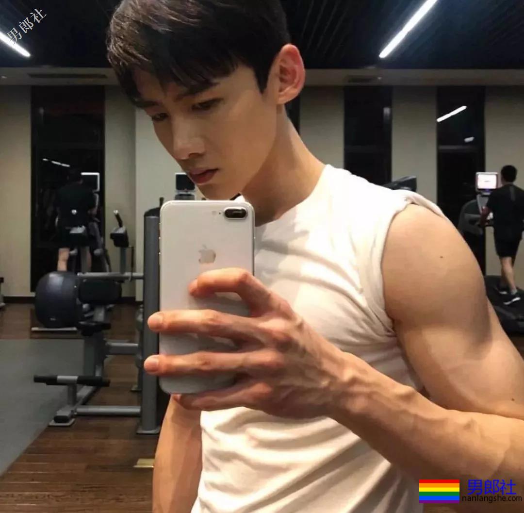 “童颜巨臂”小奶狗的胸肌上热搜！八块腹肌写真惹人尖叫！ - 51虹马