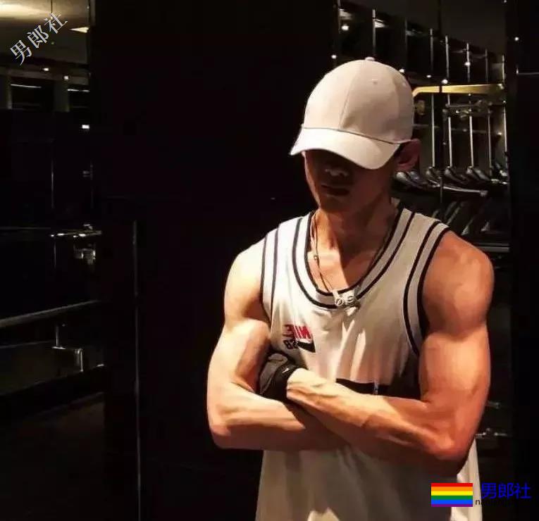 “童颜巨臂”小奶狗的胸肌上热搜!八块腹肌写真惹人尖叫! - 51虹马 “童颜巨臂”小奶狗的胸肌上热搜!八块腹肌写真惹人尖叫! - 51虹马