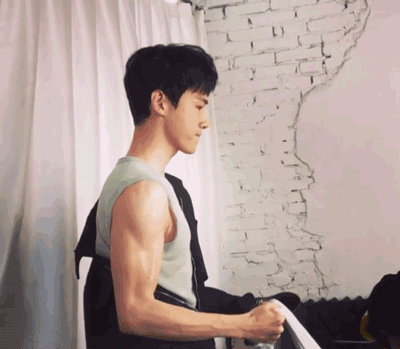 “童颜巨臂”小奶狗的胸肌上热搜！八块腹肌写真惹人尖叫！ - 51虹马